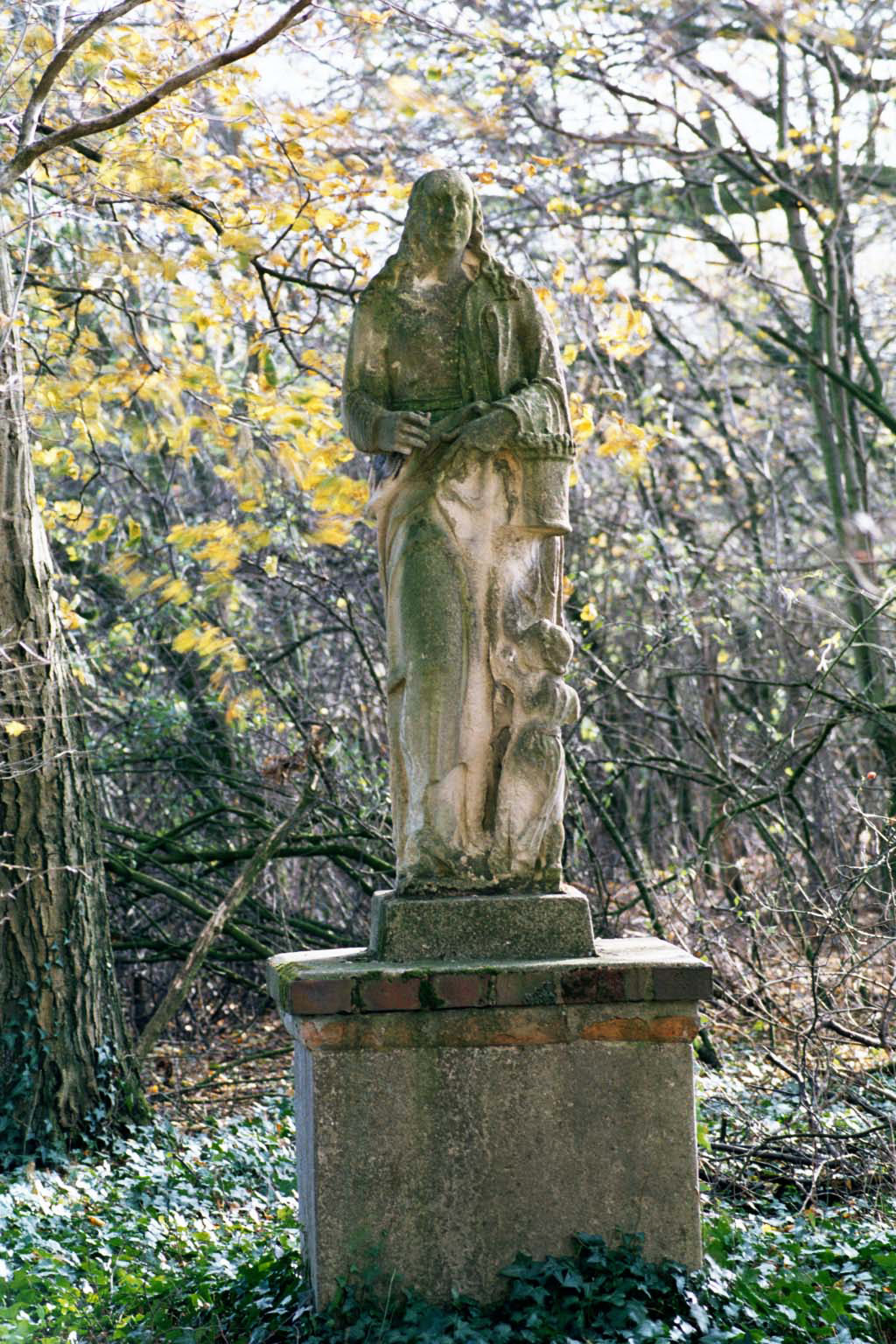 Steinerne gotische Hl. Elisabeth bei Gut Brückhausen