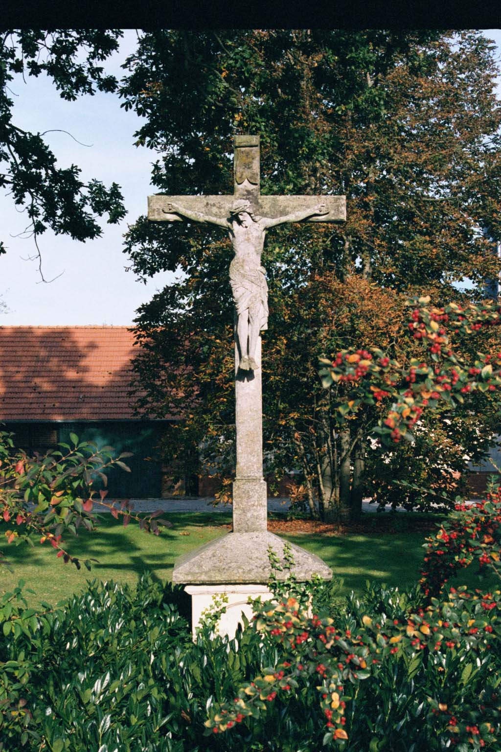 Steinernes Kreuz mit Korpus am Hof Vinke