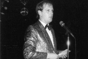 Herbstkonzert des MGV, Vorsitzender Heiner Arning am Mikrofon   am 27.10.1984 