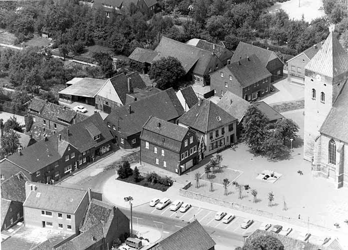 Luftbild vom Kirchplatz nach der Umgestaltung in 1967 