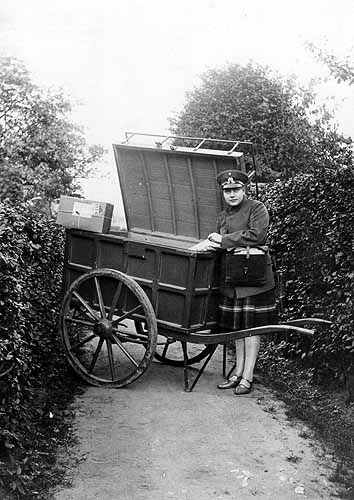 Postangestellte Hanna Hutmacher mit Paketkarre