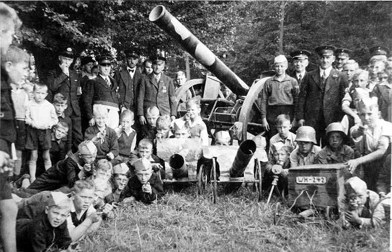 Großes Gruppenfoto beim Schützenfest des Kriegervereins