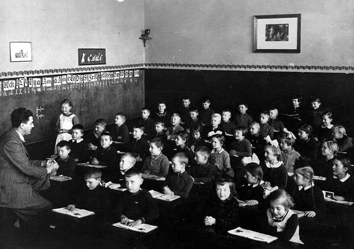 Eine Schulklasse der Volksschule (Schulzeit 1937-1945) 