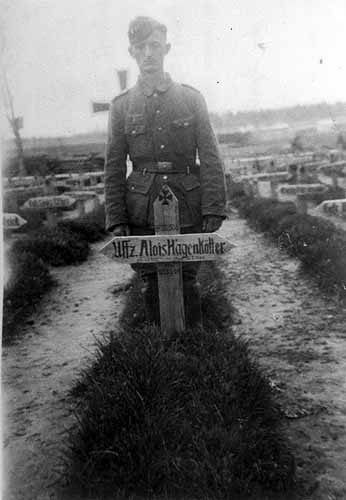 Theodor Bettmann am Grab seines Cousins Alois Hagenkötter 