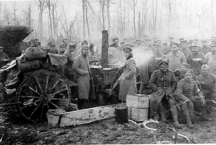 Soldaten an einer Gulaschkanone