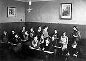 Eine Schulklasse der Volksschule (Schulzeit 1931-1939) mit Lehrerin Emma Brinkhues 