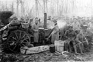 Soldaten an einer Gulaschkanone