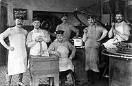 Sechs Soldaten im Küchendienst