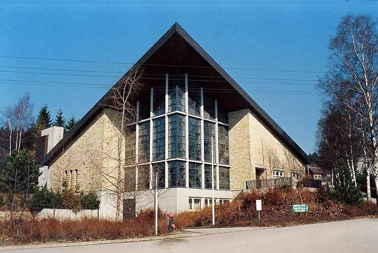 Außenansicht der St.–Benedikt–Kirche in Neuhaus im Solling