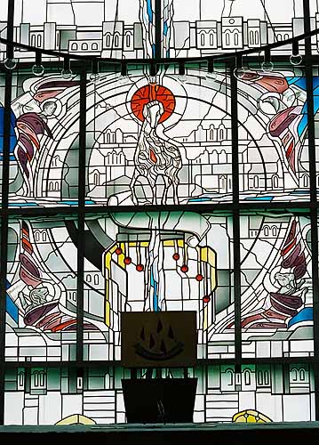 Detail: Das himmlische Jerusalem nach der geheimen Offenbarung, dargestellt im Fensterbild im Altarraum der Kirche in Peine/Vöhrum 