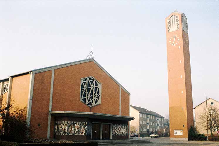 Außenansicht der Pfarrkirche in Neustadt am Rübenberge,
Wandmosaik neben dem Portal 