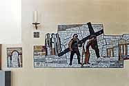 Der Kreuzweg, V. Station.
Simon von Cyrene hilft Jesus das Kreuz tragen 