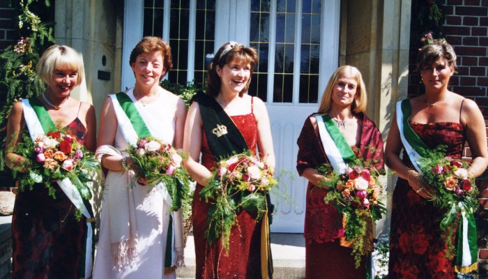 Die Damen des Hofstaat 2001